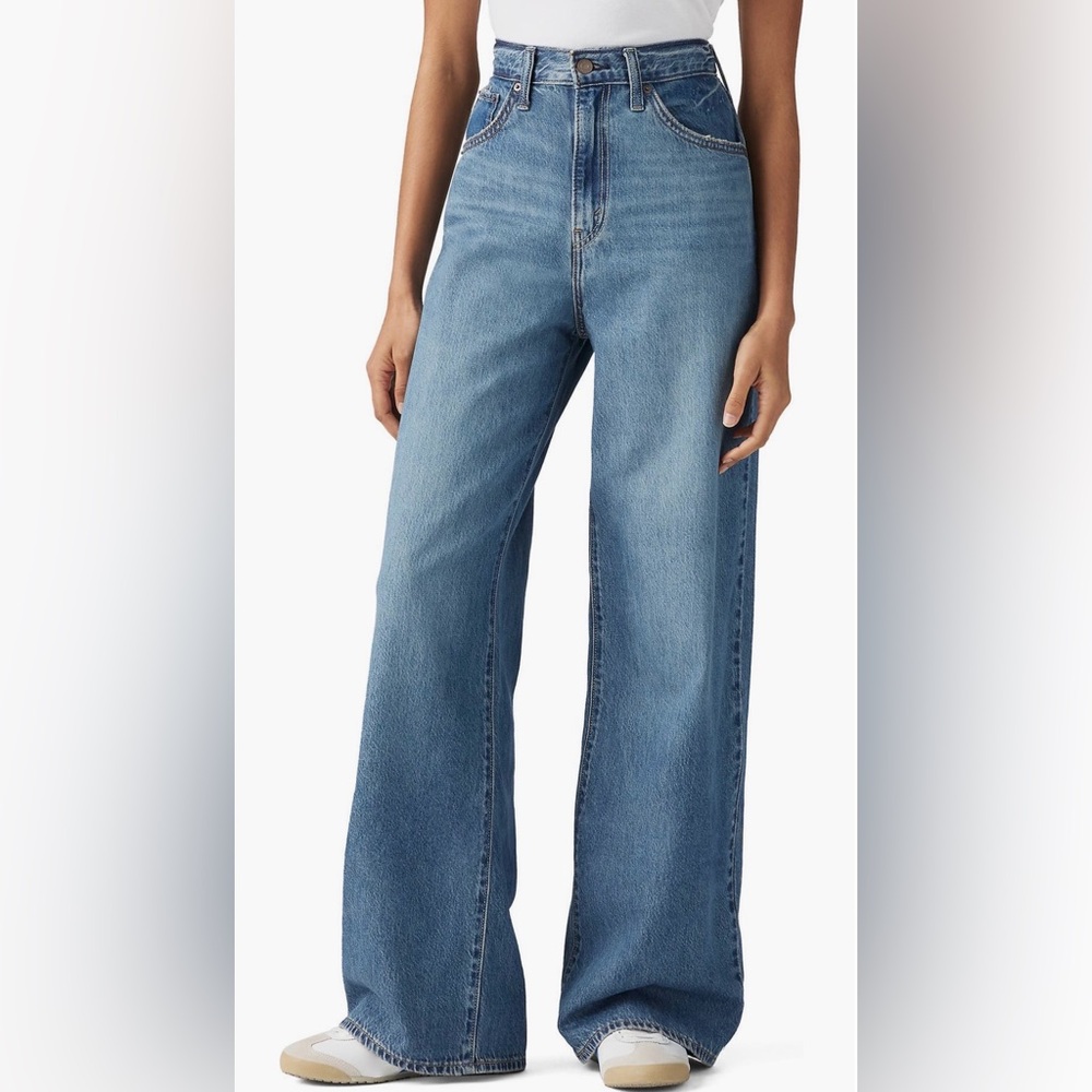 Levi's Women's Light Blue Wide-Leg Jeans